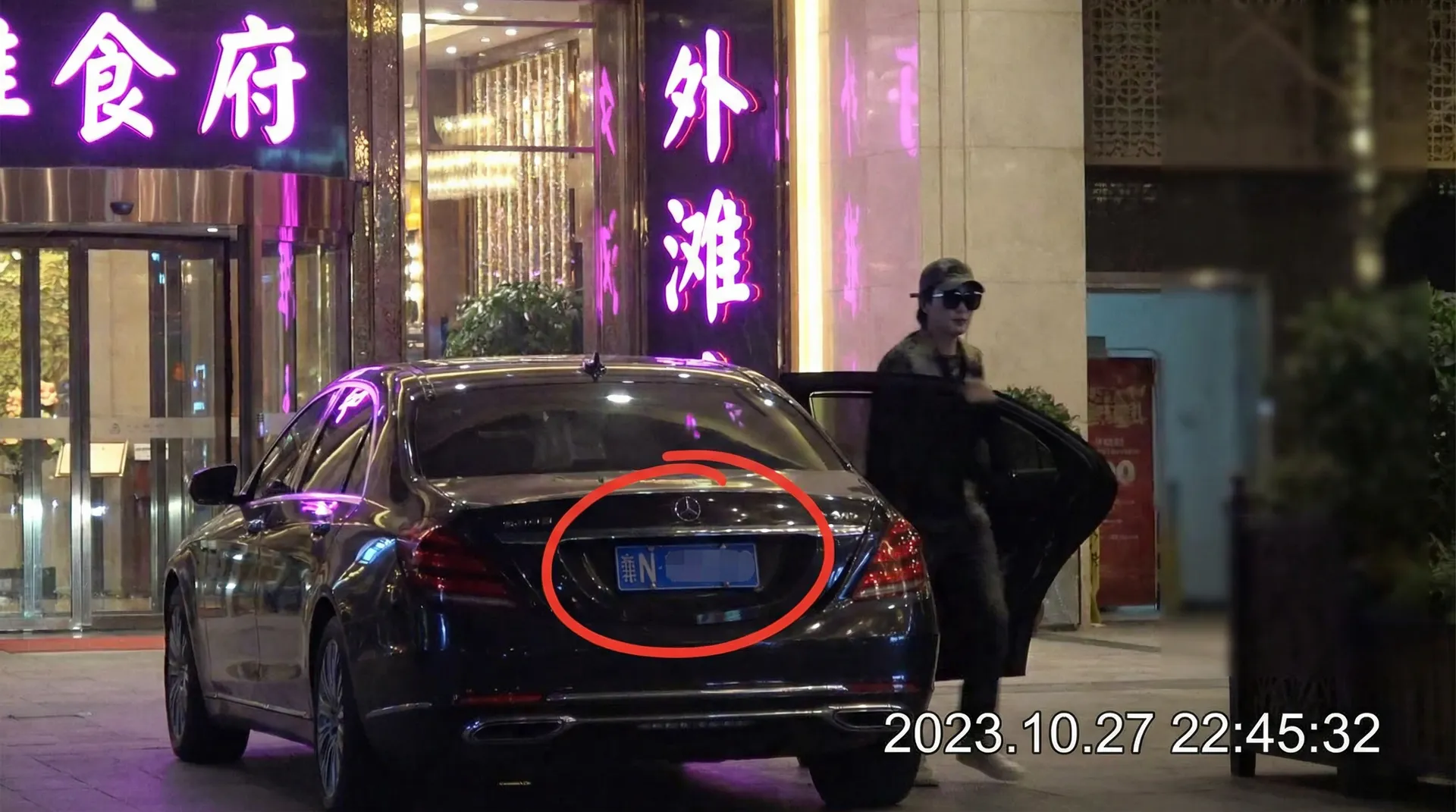 吃瓜黑料 - 豪车餐厅外偷拍