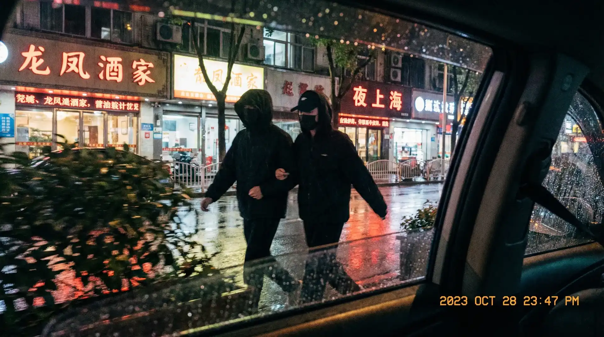 吃瓜黑料 - 顶流明星深夜密会现场抓拍照片